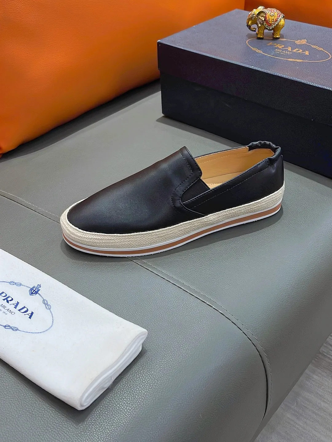 Men's shoes PRADA "Prada" P420 Regular size: 38-44 (slip-on shoes) Product materials: Selected cowhide upper, soft sheepskin foot pads, original factory special outsole.